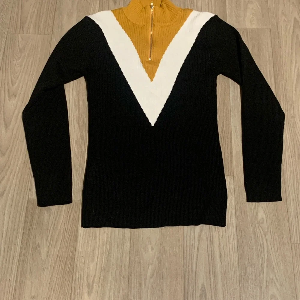 Elegant Black and White V-Neck Sweater with Gold Accent - Picture 2 of 3